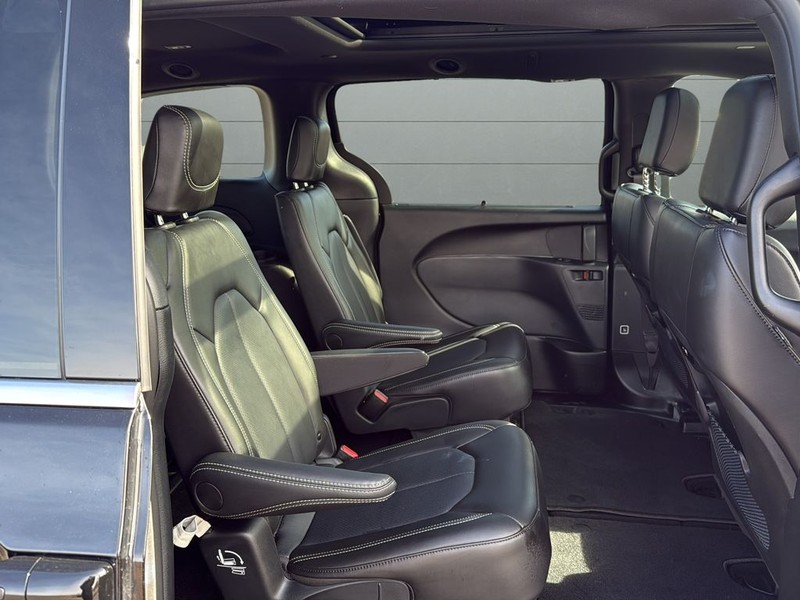 Chrysler Pacifica Vehicle Full-screen Gallery Image 14