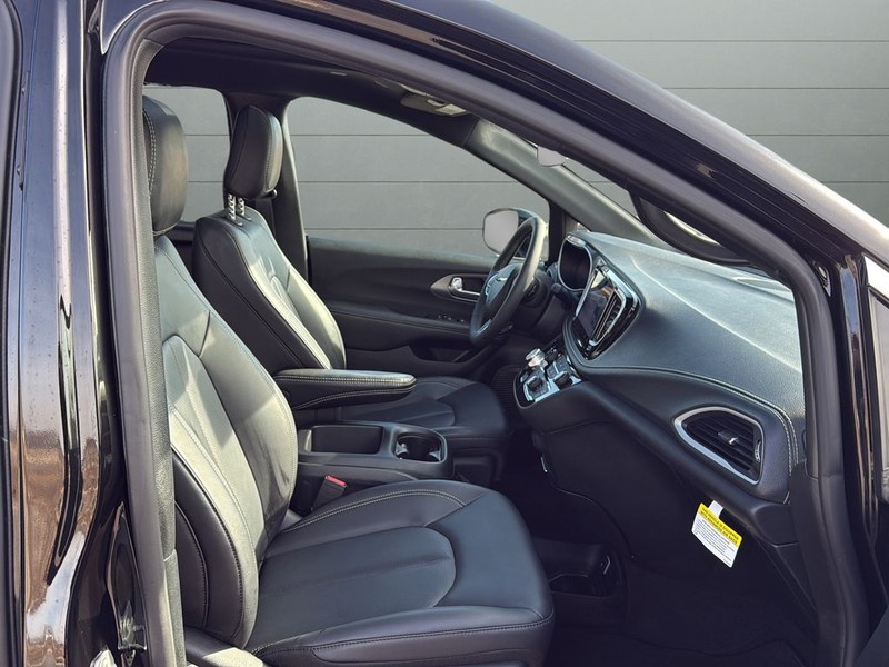 Chrysler Pacifica Vehicle Full-screen Gallery Image 15