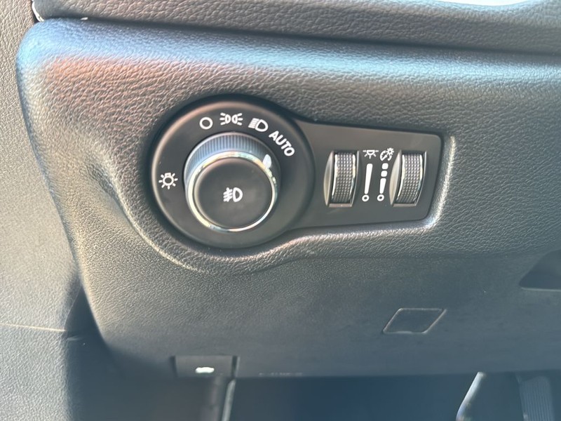 Chrysler Pacifica Vehicle Full-screen Gallery Image 18