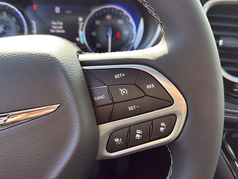 Chrysler Pacifica Vehicle Full-screen Gallery Image 19