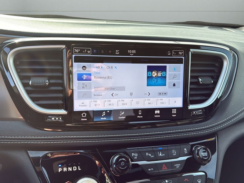 Chrysler Pacifica Vehicle Full-screen Gallery Image 21