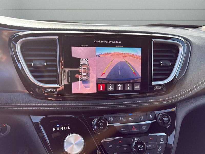 Chrysler Pacifica Vehicle Full-screen Gallery Image 22