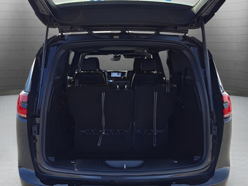 Chrysler Pacifica Vehicle Full-screen Gallery Image 24