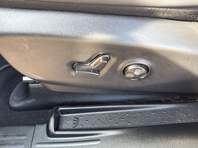 Chrysler Pacifica Vehicle Full-screen Gallery Image 25