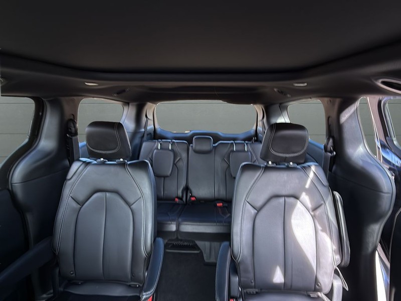 Chrysler Pacifica Vehicle Full-screen Gallery Image 27