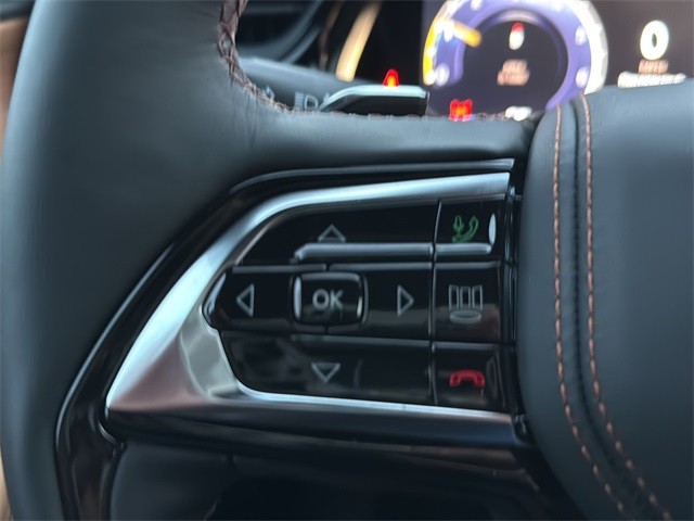 Jeep Grand Cherokee Vehicle Full-screen Gallery Image 9