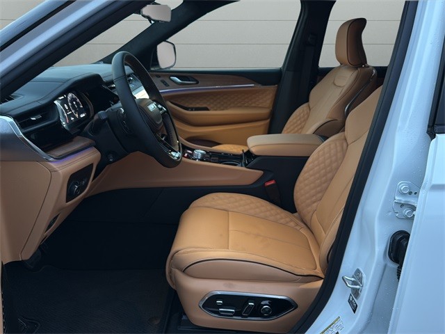 Jeep Grand Cherokee Vehicle Full-screen Gallery Image 10