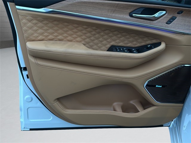 Jeep Grand Cherokee Vehicle Full-screen Gallery Image 11