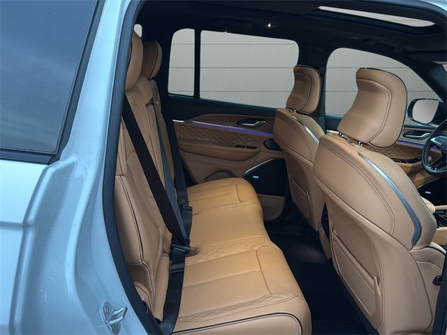 Jeep Grand Cherokee Vehicle Full-screen Gallery Image 14