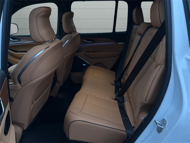 Jeep Grand Cherokee Vehicle Full-screen Gallery Image 17