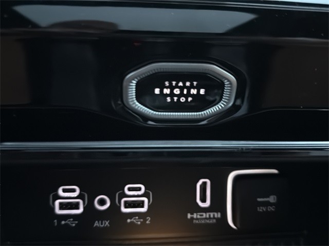 Jeep Grand Cherokee Vehicle Full-screen Gallery Image 21