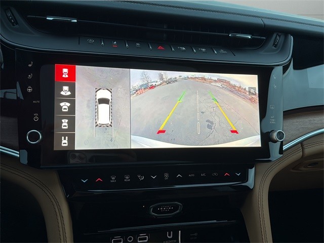 Jeep Grand Cherokee Vehicle Full-screen Gallery Image 24