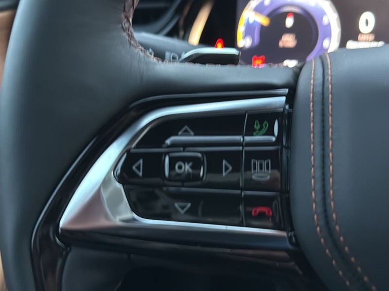 Jeep Grand Cherokee Vehicle Full-screen Gallery Image 9