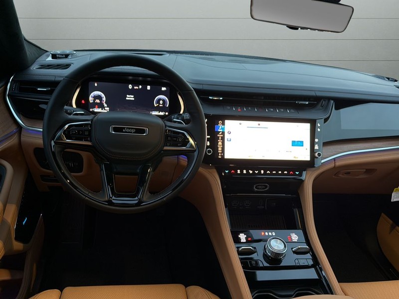 Jeep Grand Cherokee Vehicle Full-screen Gallery Image 12