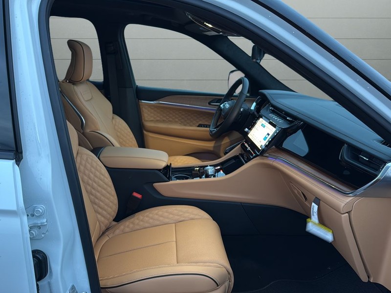 Jeep Grand Cherokee Vehicle Full-screen Gallery Image 15