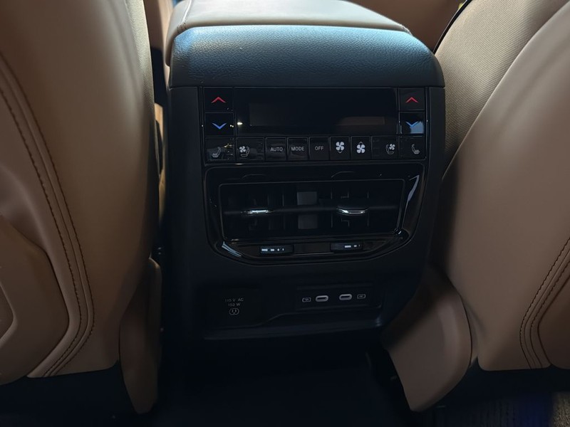 Jeep Grand Cherokee Vehicle Full-screen Gallery Image 18