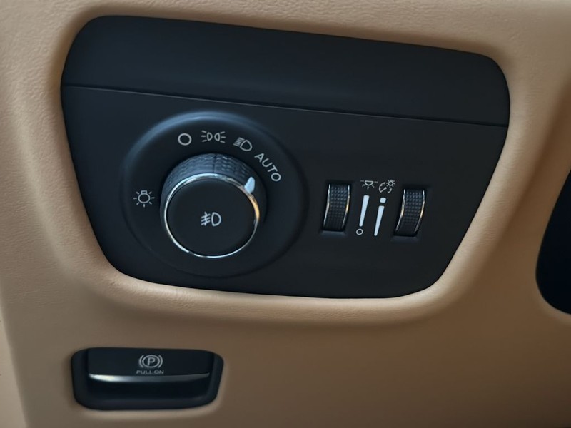 Jeep Grand Cherokee Vehicle Full-screen Gallery Image 19