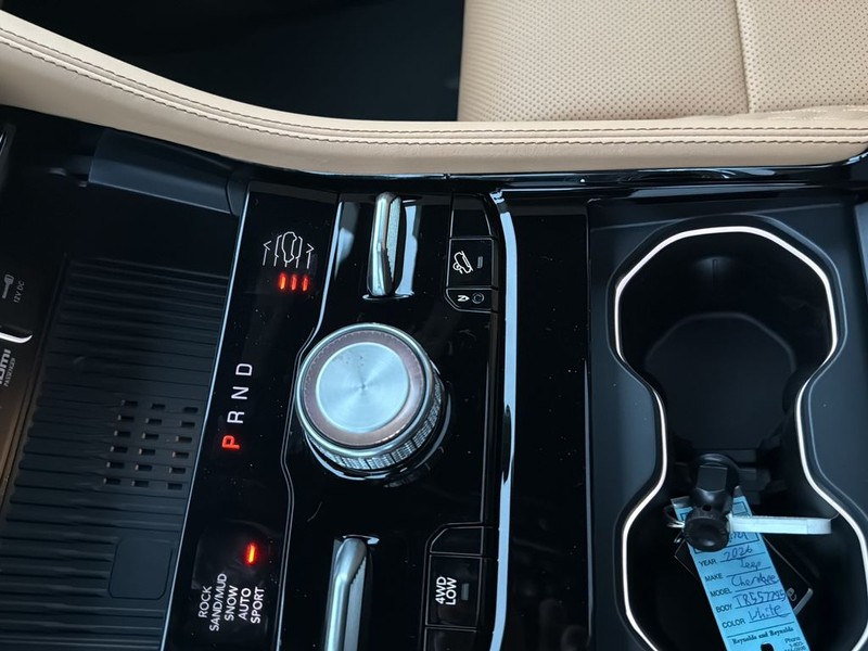 Jeep Grand Cherokee Vehicle Full-screen Gallery Image 22