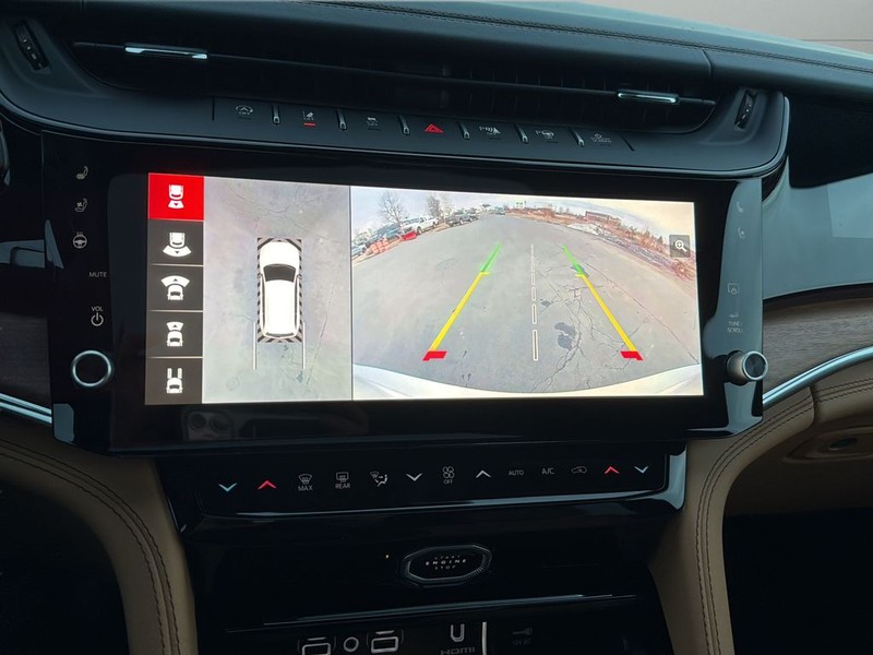 Jeep Grand Cherokee Vehicle Full-screen Gallery Image 24