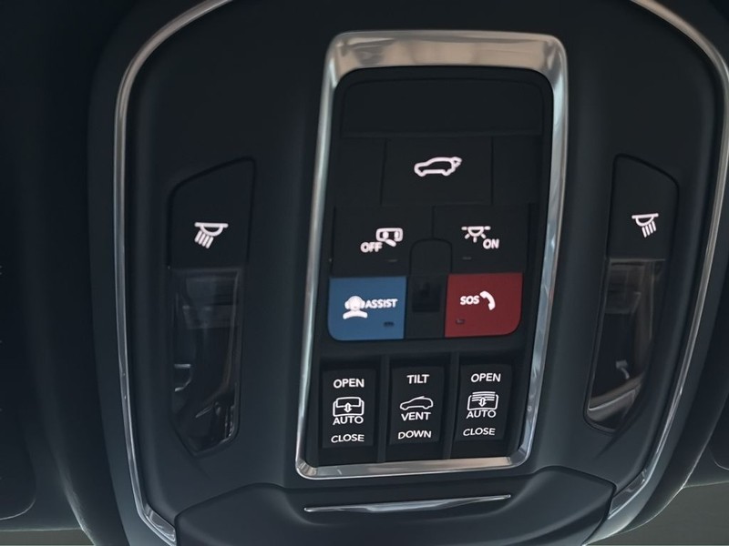 Jeep Grand Cherokee Vehicle Full-screen Gallery Image 25