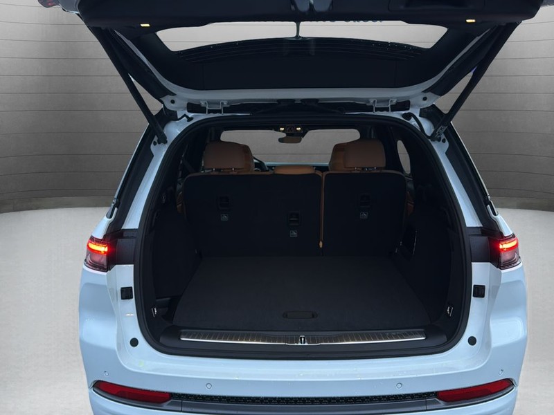 Jeep Grand Cherokee Vehicle Full-screen Gallery Image 26