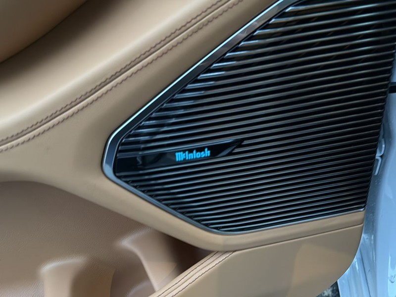 Jeep Grand Cherokee Vehicle Full-screen Gallery Image 27