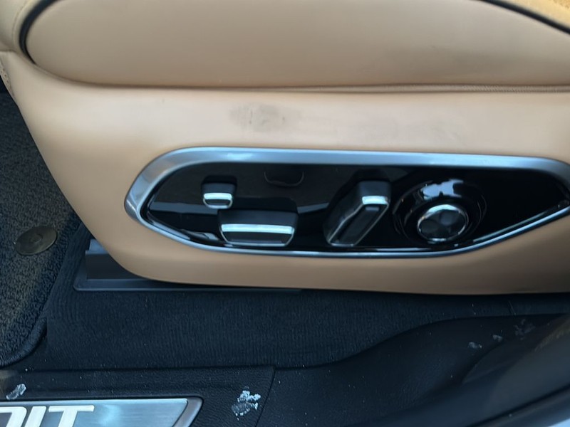 Jeep Grand Cherokee Vehicle Full-screen Gallery Image 28