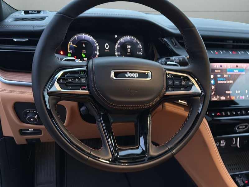 Jeep Grand Cherokee Vehicle Full-screen Gallery Image 29