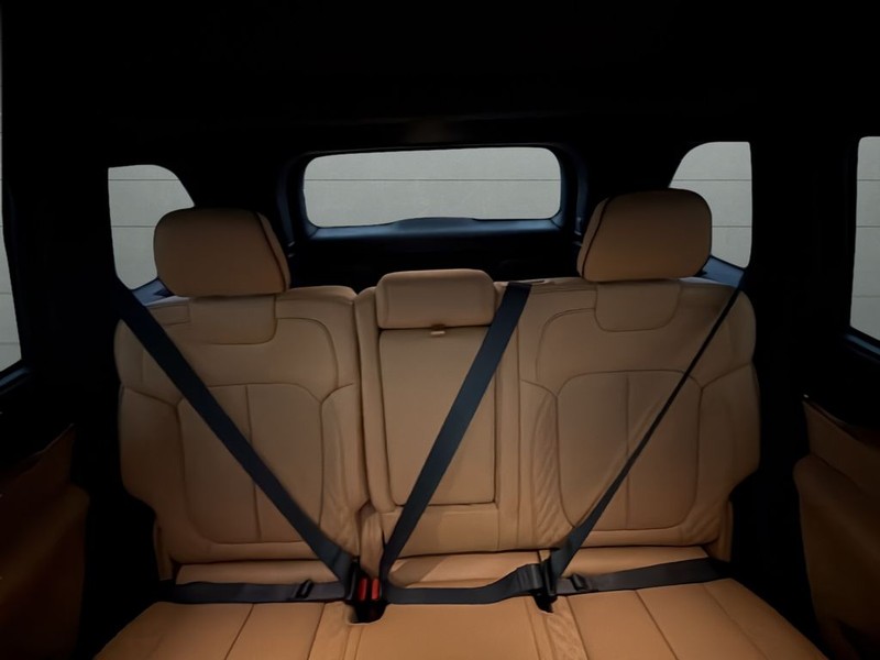 Jeep Grand Cherokee Vehicle Full-screen Gallery Image 30