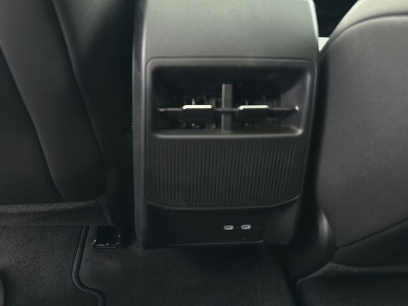 Jeep Cherokee Vehicle Full-screen Gallery Image 17