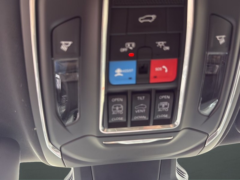 Jeep Cherokee Vehicle Full-screen Gallery Image 24