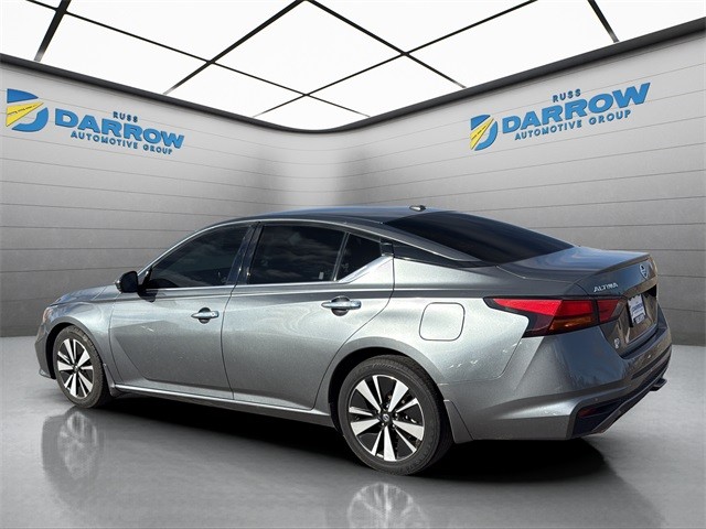 Nissan Altima Vehicle Full-screen Gallery Image 3