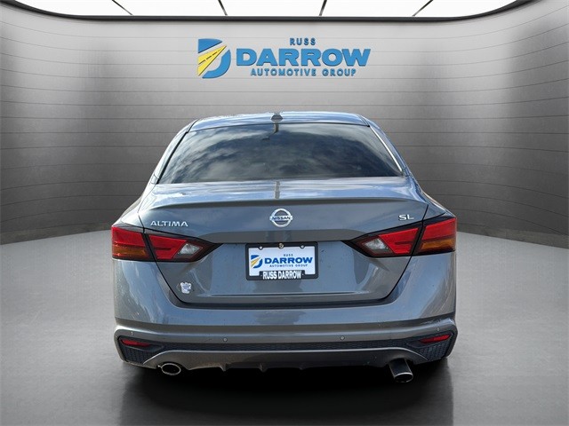 Nissan Altima Vehicle Full-screen Gallery Image 4