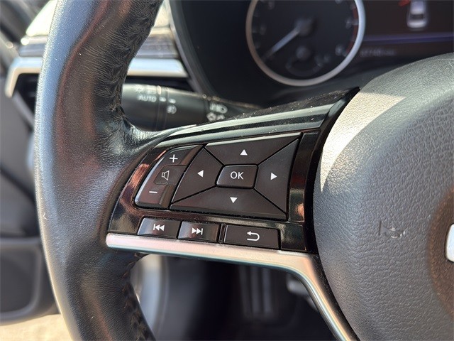 Nissan Altima Vehicle Full-screen Gallery Image 9