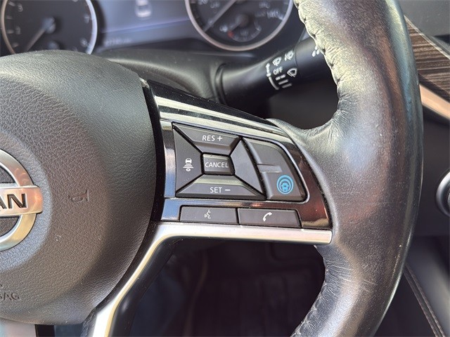 Nissan Altima Vehicle Full-screen Gallery Image 10