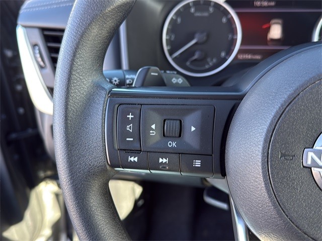 Nissan Rogue Vehicle Full-screen Gallery Image 9