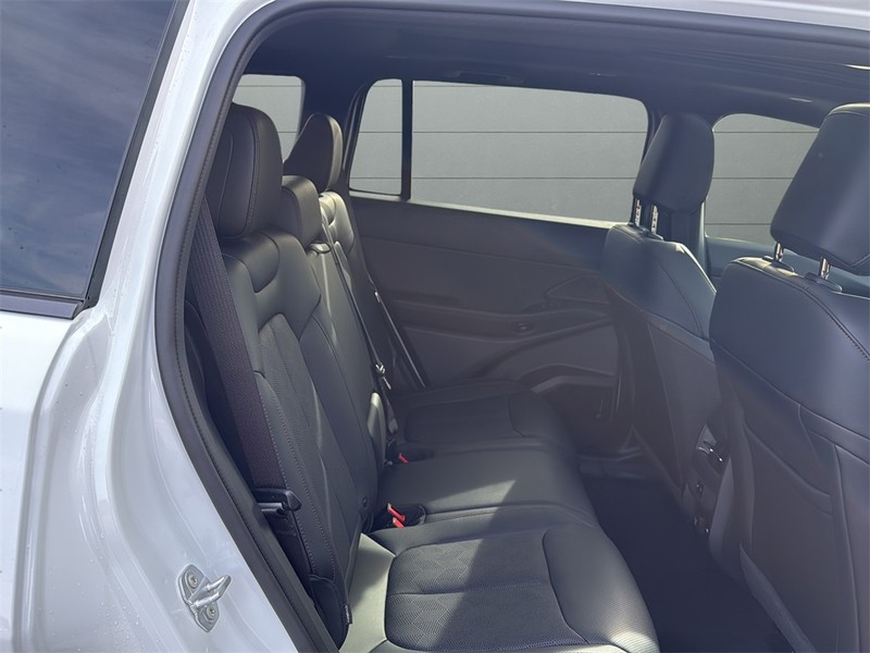 Jeep Cherokee Vehicle Full-screen Gallery Image 14