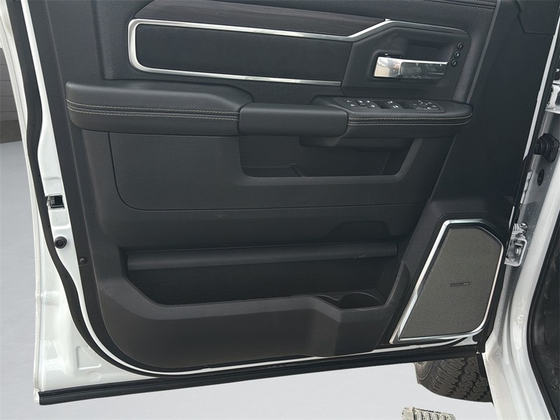 Ram 2500 Vehicle Full-screen Gallery Image 11