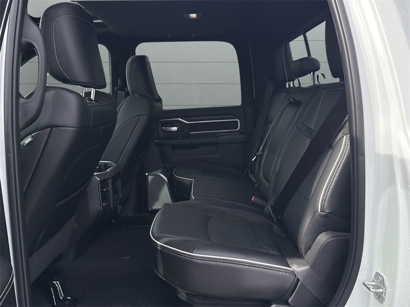 Ram 2500 Vehicle Full-screen Gallery Image 17