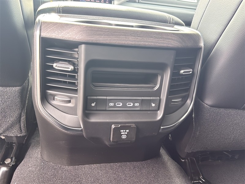 Ram 2500 Vehicle Full-screen Gallery Image 18