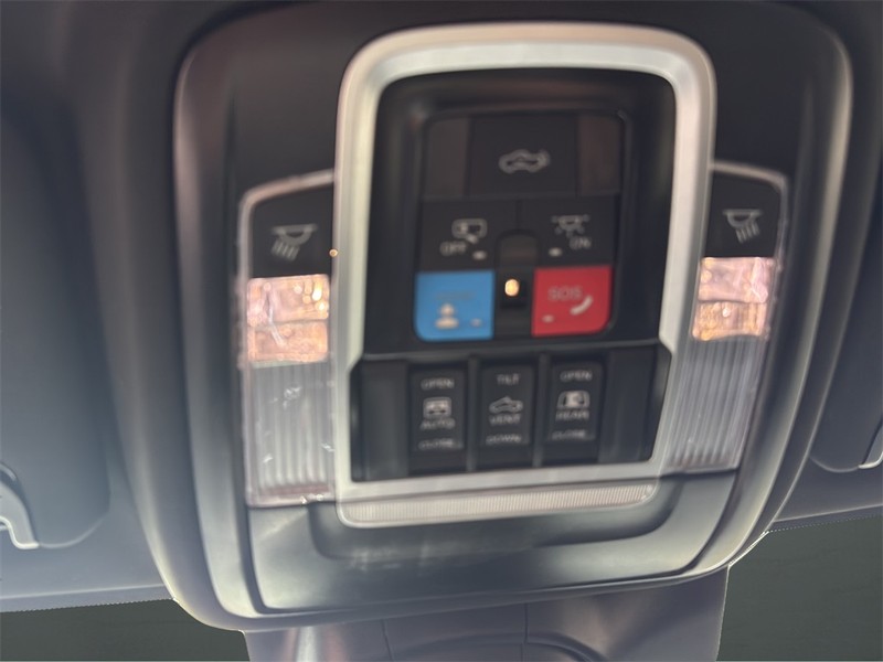 Ram 2500 Vehicle Full-screen Gallery Image 24