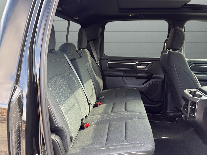 Ram 1500 Vehicle Full-screen Gallery Image 14