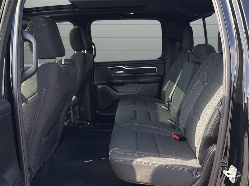 Ram 1500 Vehicle Full-screen Gallery Image 17