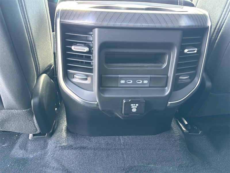 Ram 1500 Vehicle Full-screen Gallery Image 18