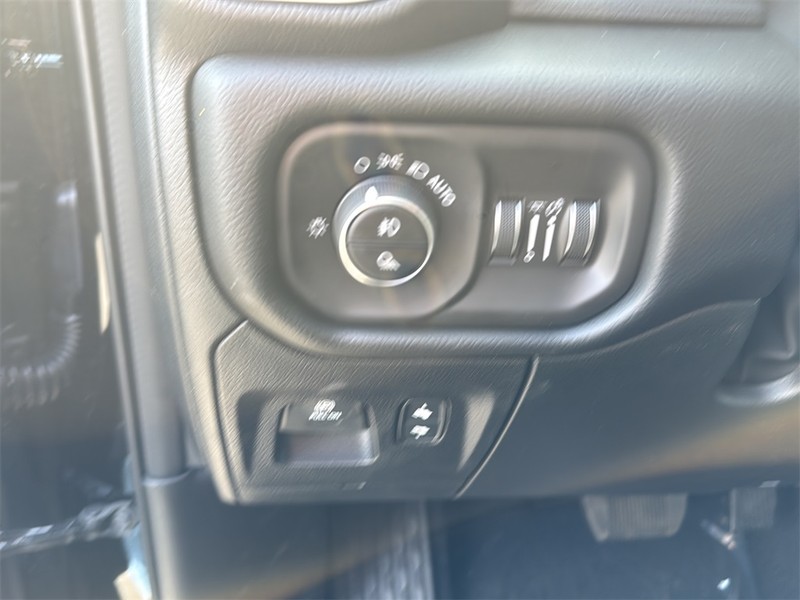 Ram 1500 Vehicle Full-screen Gallery Image 19