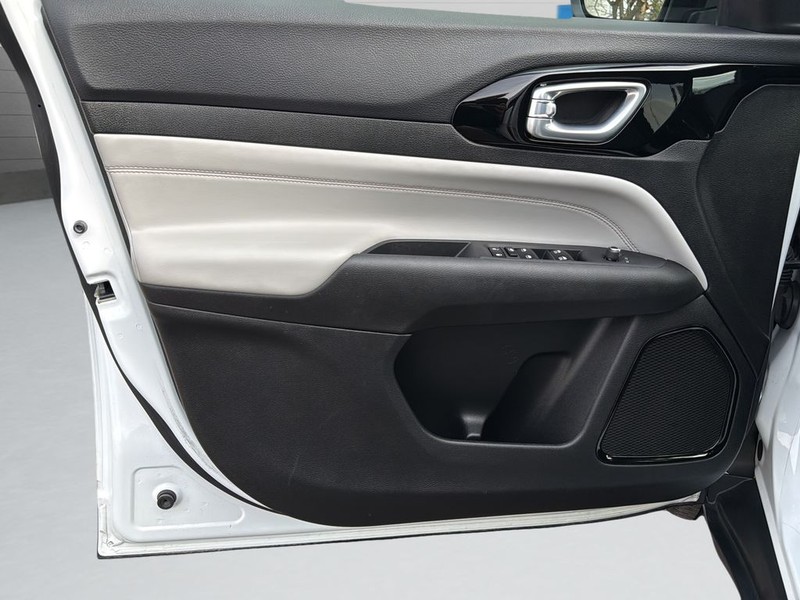 Jeep Compass Vehicle Full-screen Gallery Image 11