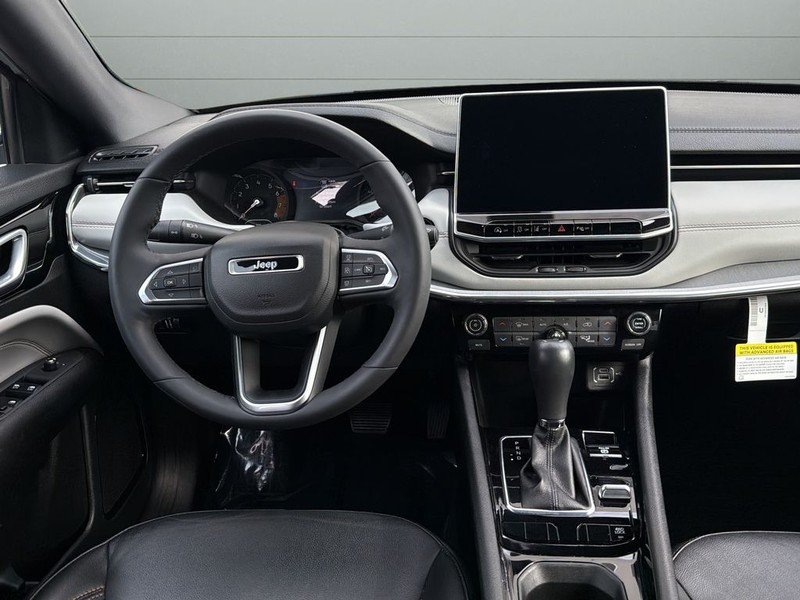 Jeep Compass Vehicle Full-screen Gallery Image 12