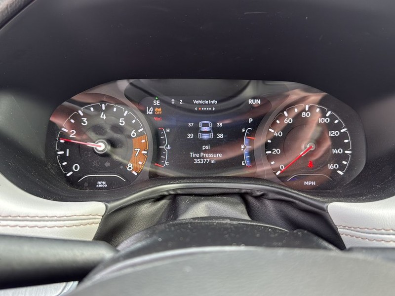 Jeep Compass Vehicle Full-screen Gallery Image 13