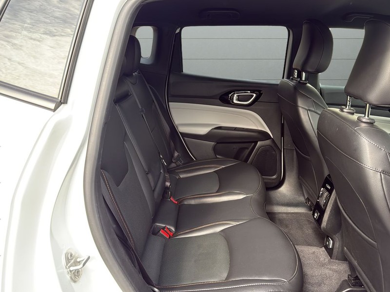 Jeep Compass Vehicle Full-screen Gallery Image 14