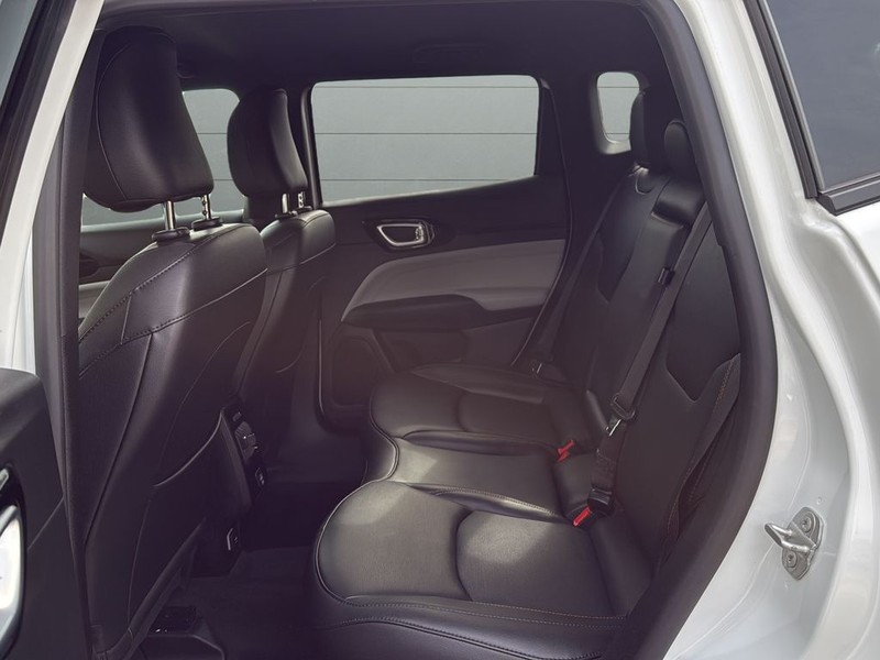 Jeep Compass Vehicle Full-screen Gallery Image 16